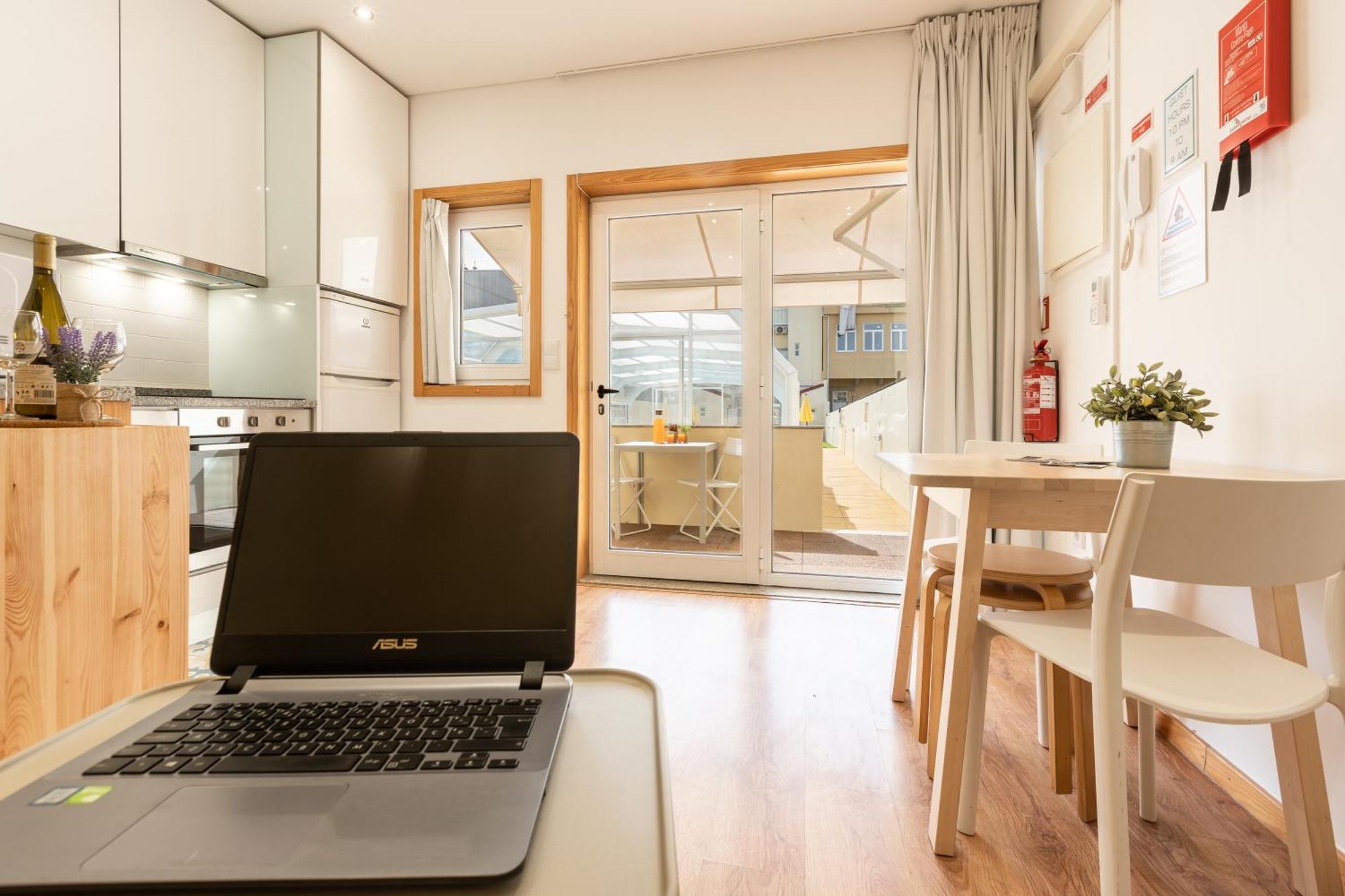 731 Costa Cabral Metro Residence Порто Стая снимка
